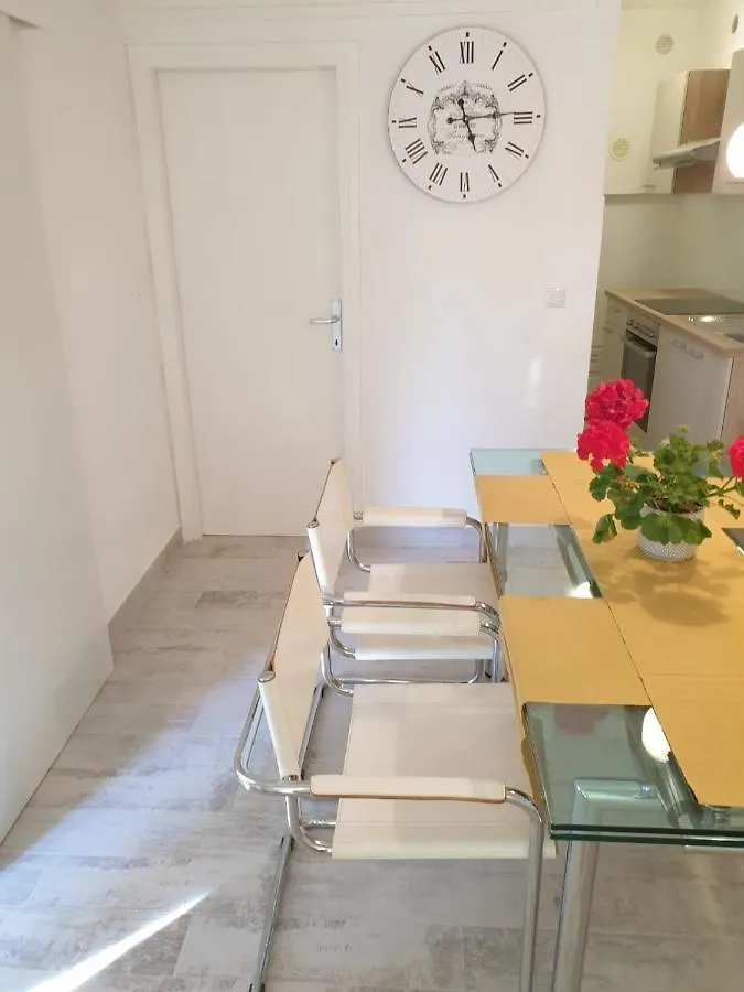 Apartman P-E Pola 0*,  Croazia